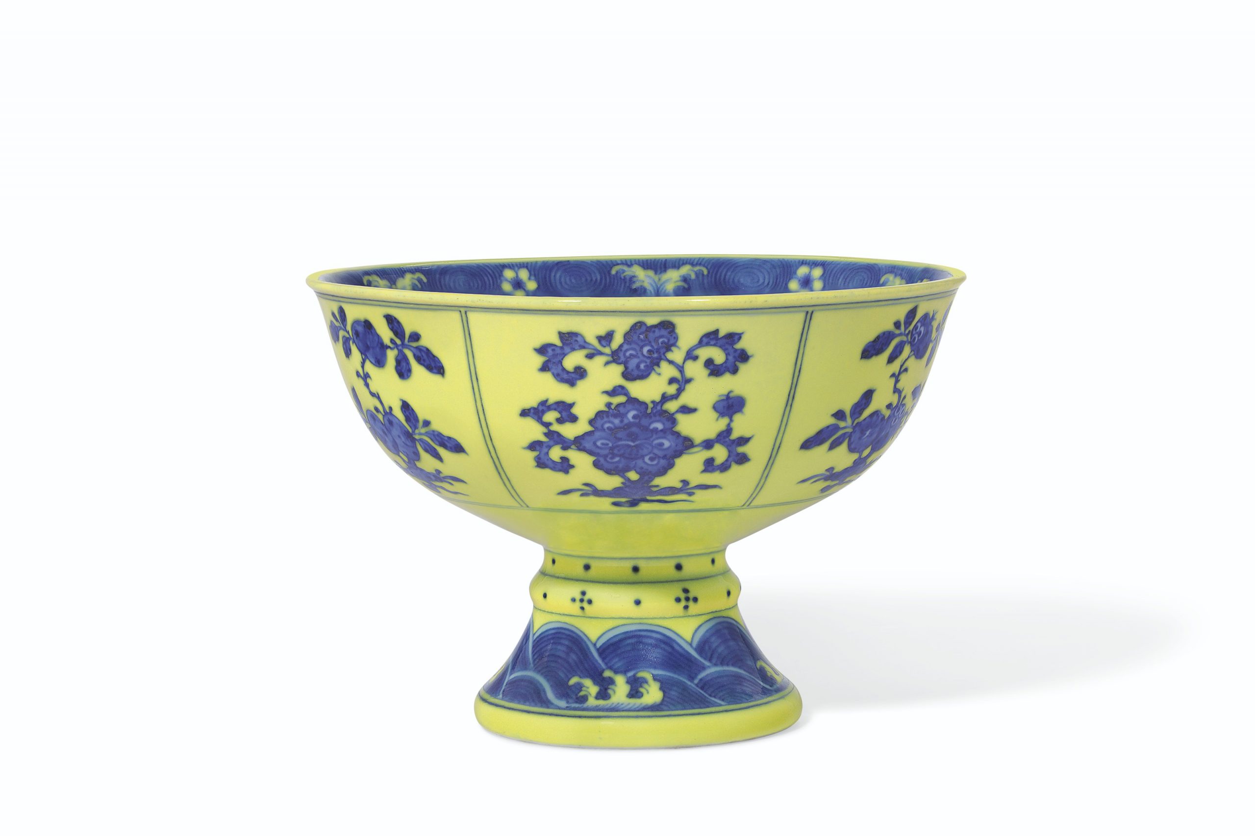 A VERY RARE UNDERGLAZE-BLUE-DECORATED YELLOW-ENAMELED STEM BOWL/AuctionDaily