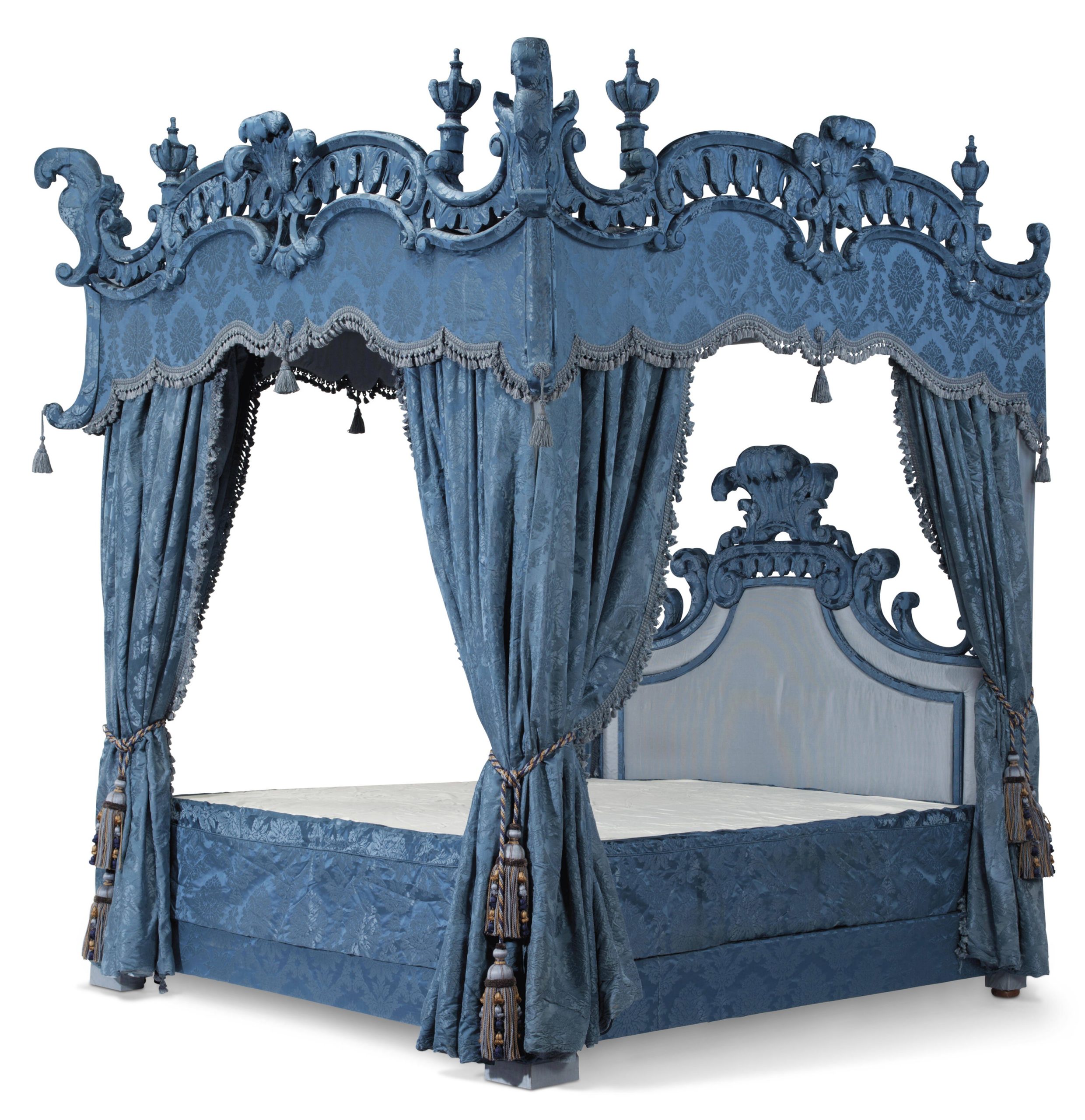 A GEORGIAN STYLE BLUE DAMASK UPHOLSTERED KING-SIZE TESTER BED