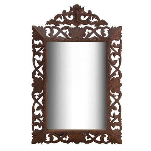 Espejo. Francia. Siglo XX. En talla de madera de roble. Con luna rectangular biselada