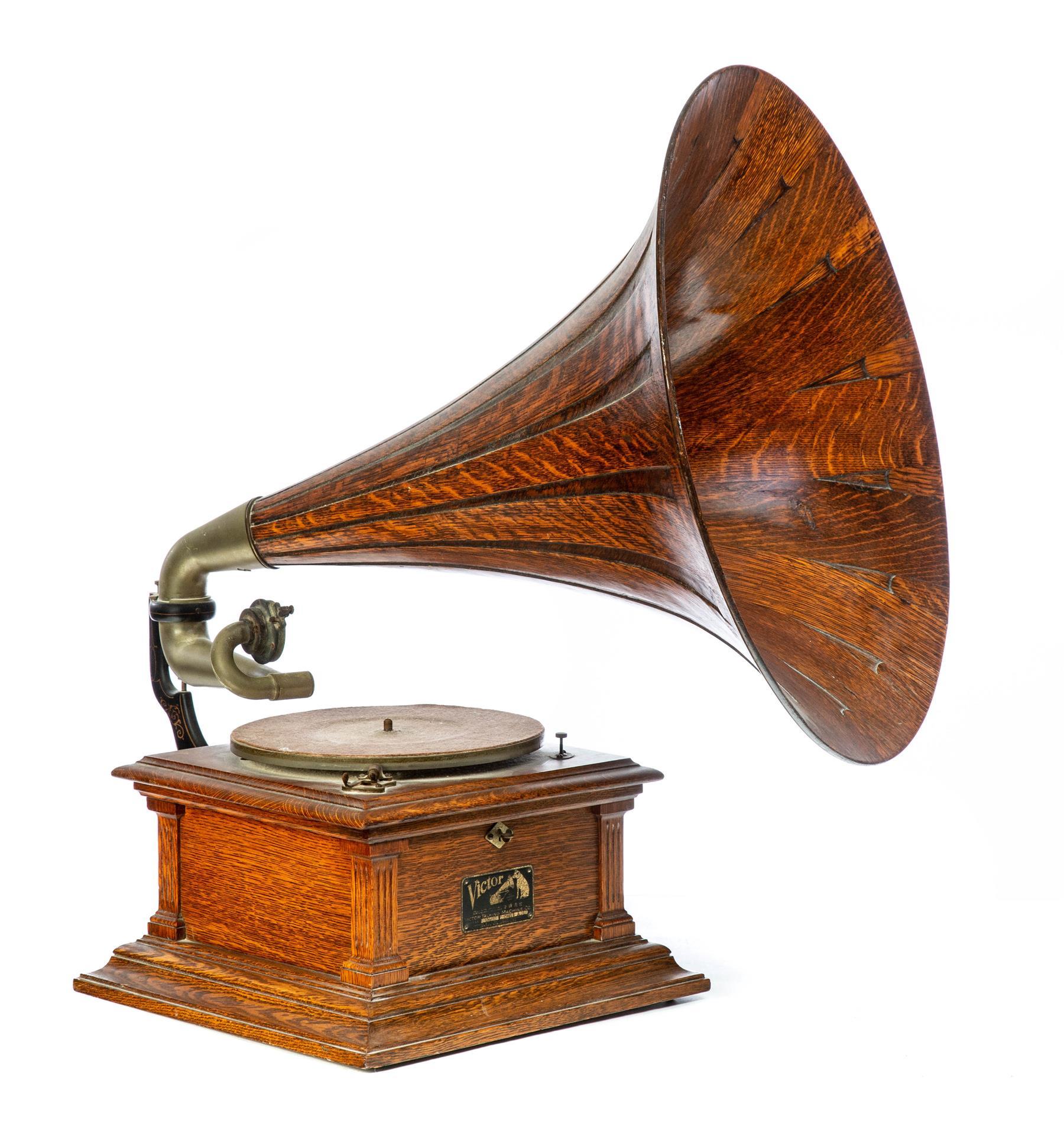 Victor Iii Phonograph Record Player With Oak Horn