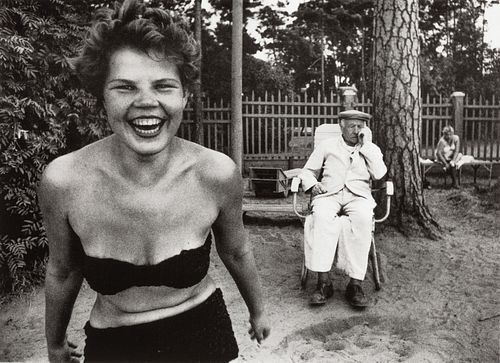 WILLIAM KLEIN 1928) Bikini, Moscow 1959