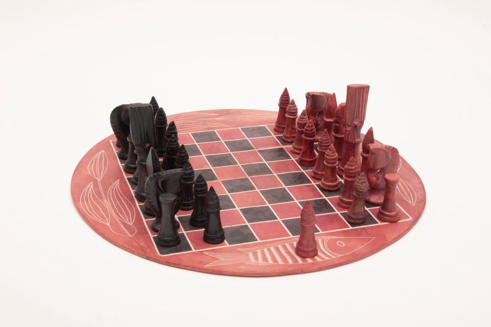 RED AND BLACK AFRICAN STONE SET WITH BOARD