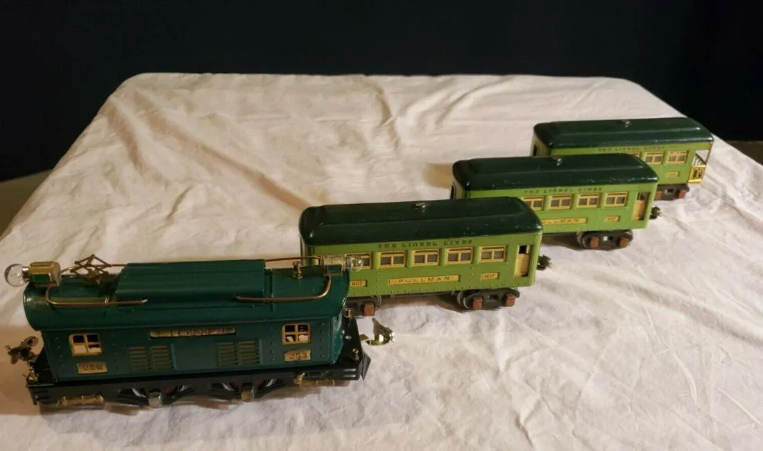LIONEL TRAIN SET 253 PREWAR & 607 Pullmans (2) and 608