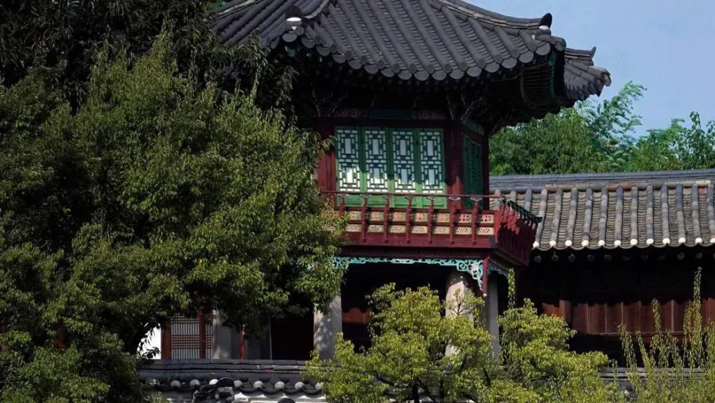 The huwon or "back garden", the Buyongjeong and Sajeonggibigak pavilions around the Buyongji lake.
Courtesy of Kocis. Photo © Seokyong Lee/Penta Press