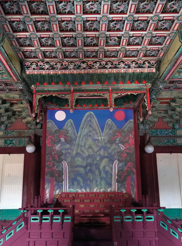 Seongjeongjeon: the king's office.
Courtesy of Kocis. Photo © Seokyong Lee/Penta Press