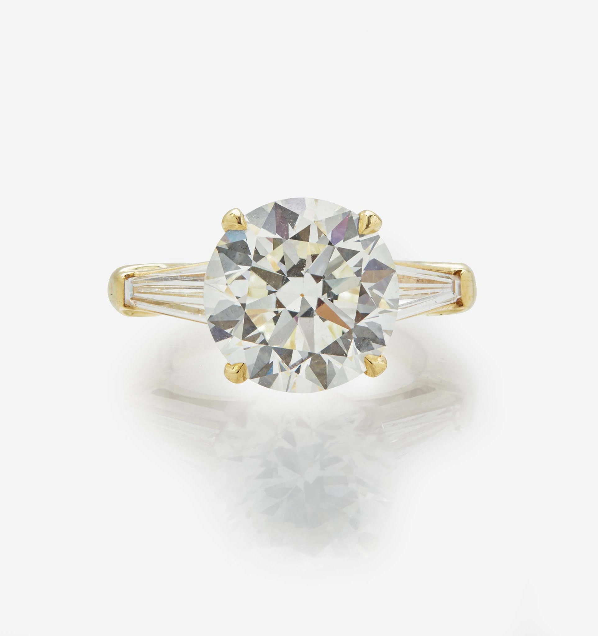 A Ladies Diamond and 18K Yellow Gold Ring