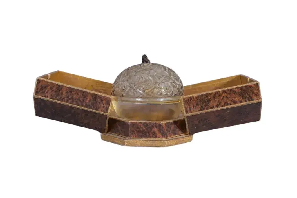 June Roses 'Boule Flacon' by Andre Jollivet