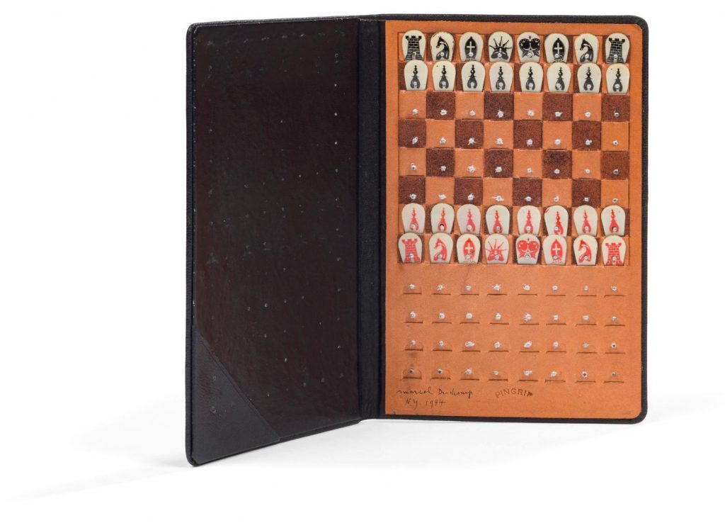 Marcel Duchamp (1887-1968), Échiquier de poche, 1944, cuir, celluloïd et épingles, signé, daté et situé en bas à gauche, certificat de l’association Marcel Duchamp en date du 2 octobre 2025, 16,5 x 22 cm (ouvert).
Estimation : 120 000/150 000 €