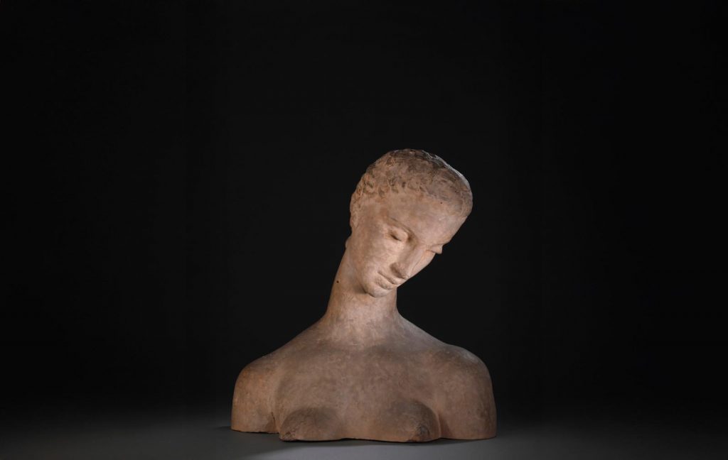 Wilhelm Lehmbruck (1881-1919), Die Geneigter Frauenkopf ou Büste der Knienden (Buste de l’agenouillée), terre cuite, modèle créé fin 1911-début 1912, signé au dos « LEHM/BRUCK » sur deux registres, incisés, 43,5 x 41,5 x 20 cm.
Adjugé : 258 300 €